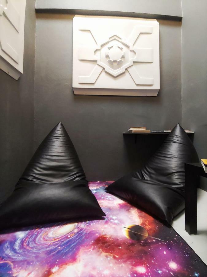 Met A Space Pod @ Asoke Banguecoque Exterior foto